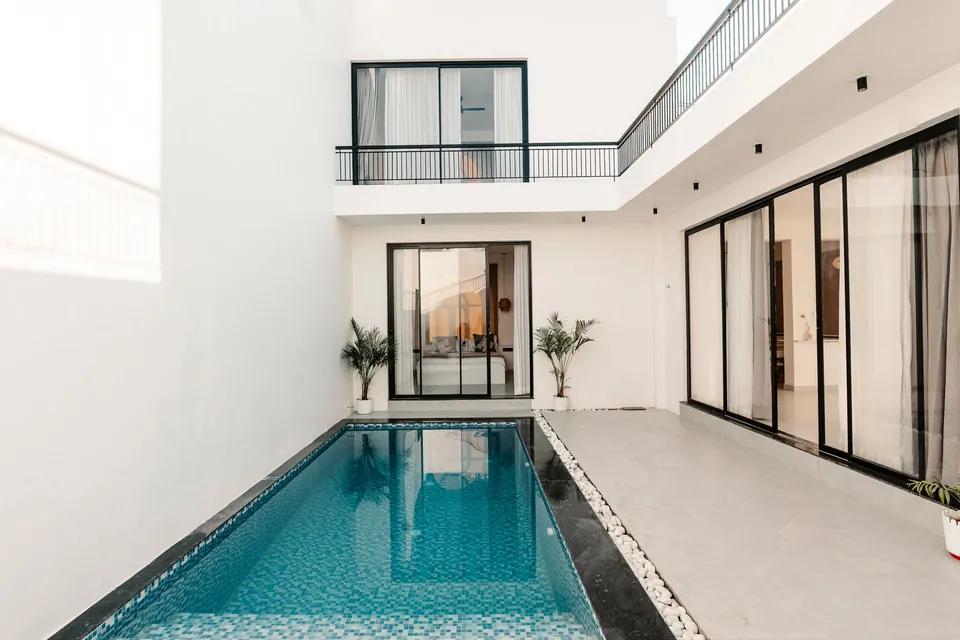 Calisto’s private pool and white courtyard at Moonhouse