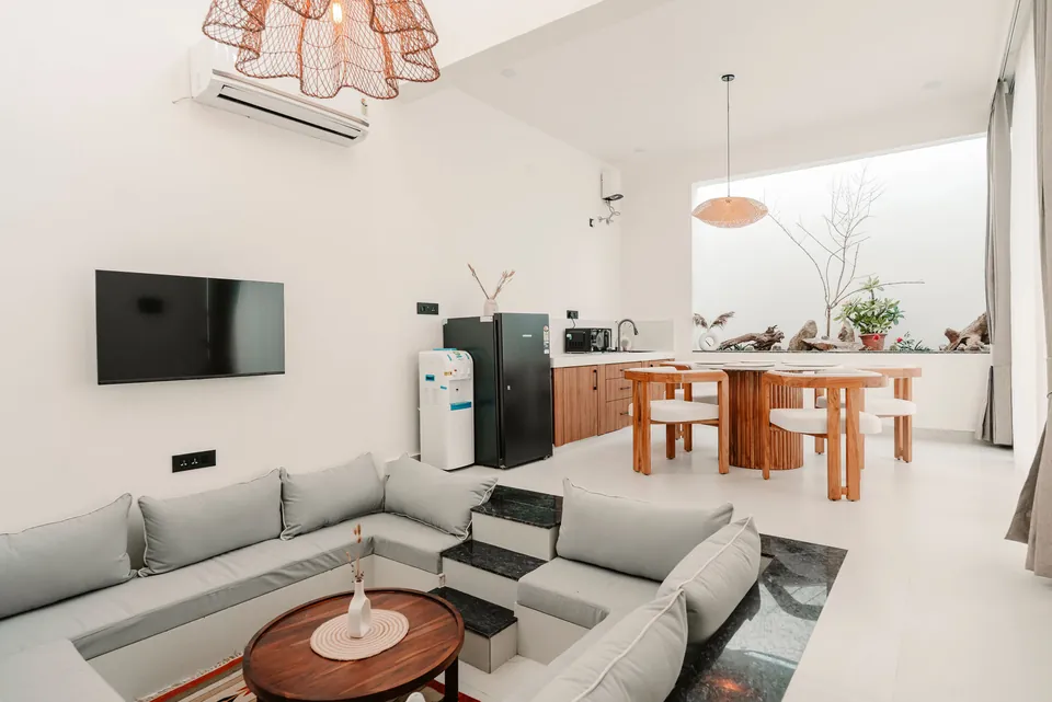 Elara: Light-filled living and dining room